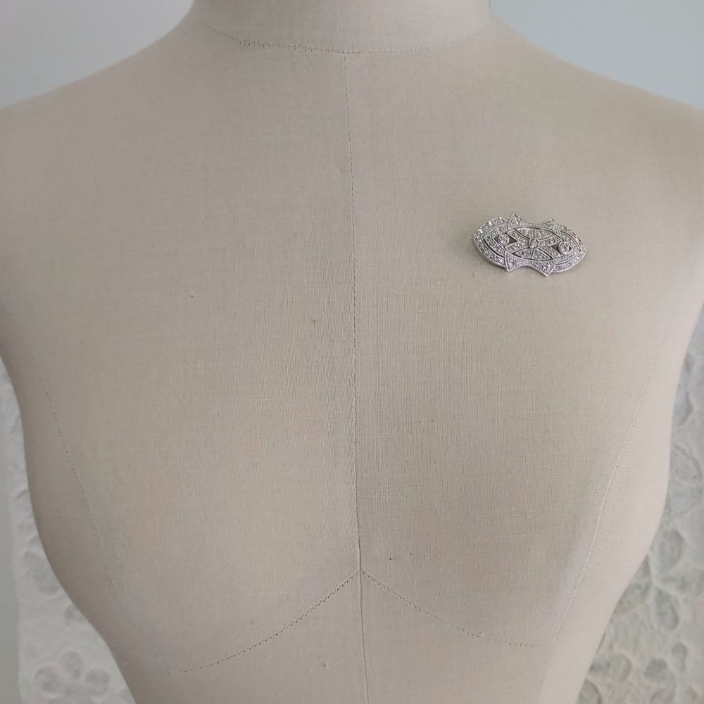 Art Deco crystal set in rhodium plated brooch. NEW - Picture 3 of 5